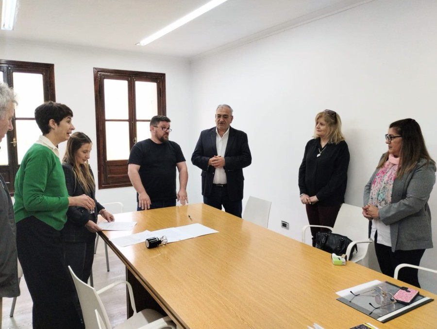 En la Municipalidad, momentos en que se formaliz&oacute; el convenio.