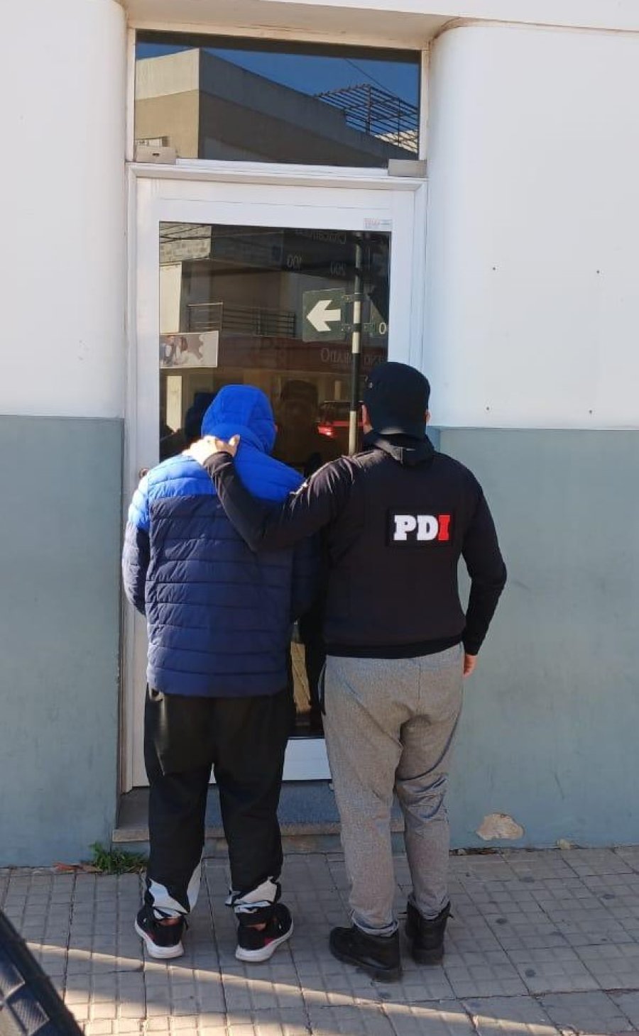 El detenido JCR al momento de ingresar detenido a la sede de la Polic&iacute;a de Investigaciones (PDI) de Rafaela.