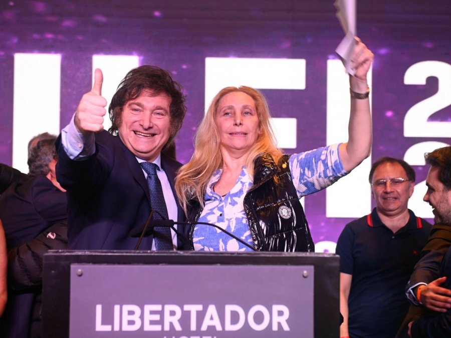 HERMANOS. Javier Milei junto a Karina Milei durante la campa&ntilde;a presidencial 2023.