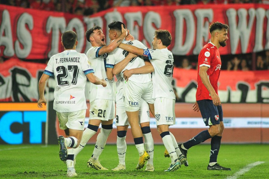 Los jugadores de V&eacute;lez de festejo con Aquino.