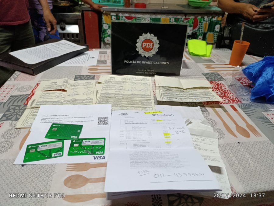 Las tarjetas y res&uacute;menes de cuenta secuestrados por la Polic&iacute;a de Investigaciones.