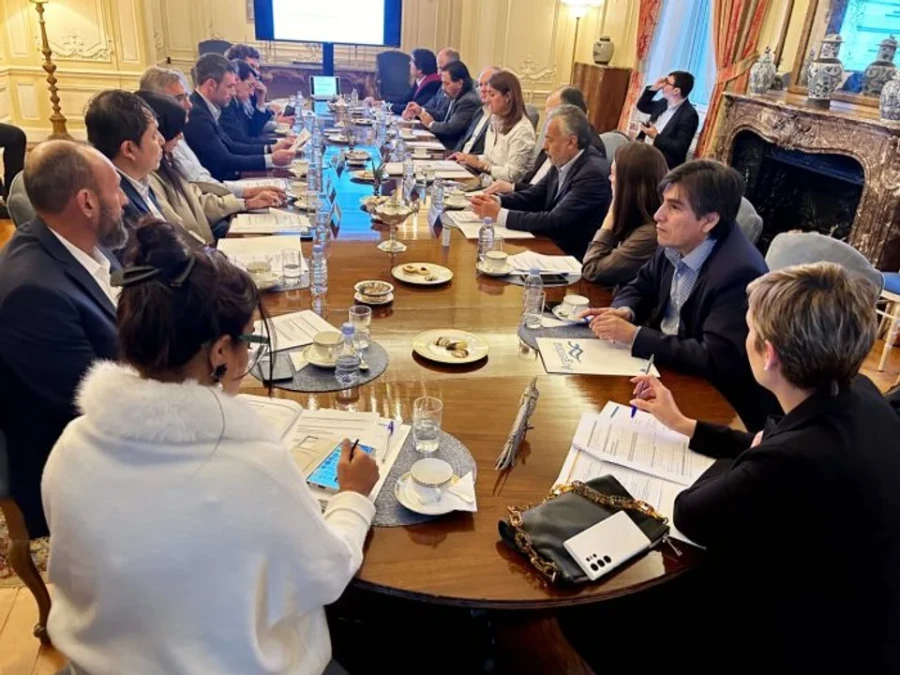La comitiva reunida en la embajada argentina en la capital inglesa.
