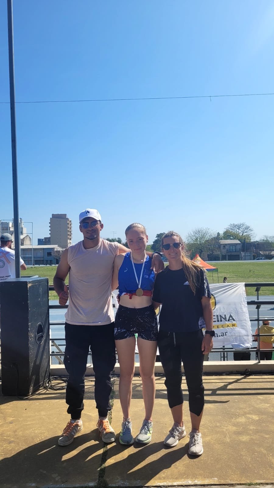 CAMPEONA. Leonela L&oacute;pez junto a los entrenadores Ariel Magallanes y Roc&iacute;o Donnet.