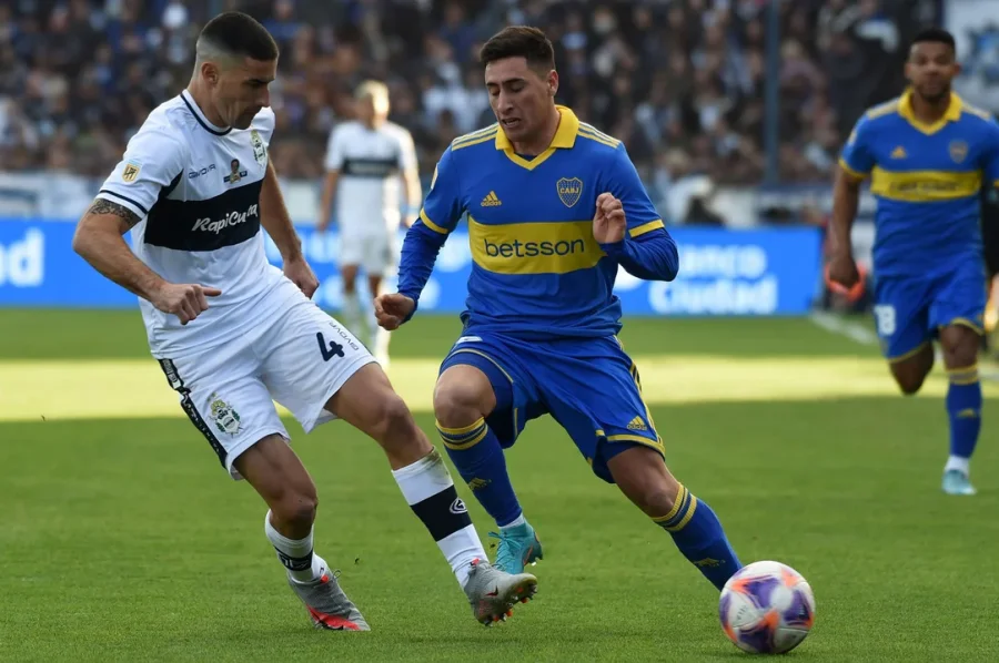 Leonardo Morales marca al uruguayo Miguel Merentiel.