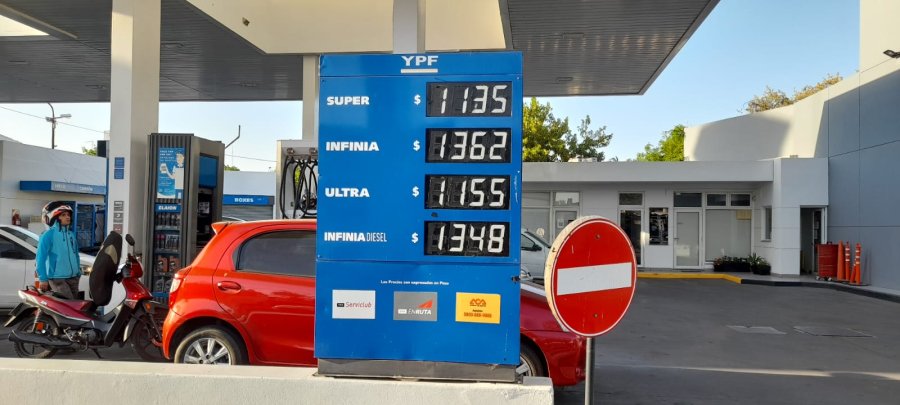 ALGO BAJO. La petrolera YPF fue la primera en bajar los precios a partir de este 1 de octubre.