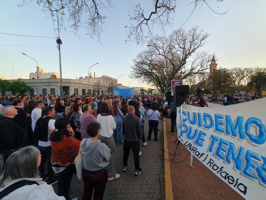 EN LA PLAZA. Se dio una importante concentración en nuestra ciudad en favor de la universidad pública.