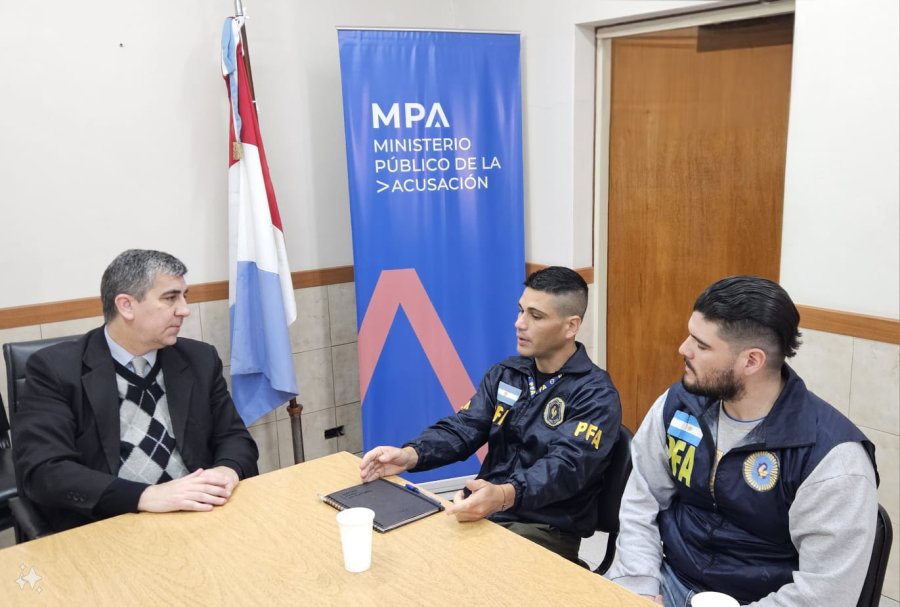 El fiscal regional Carlos Vottero y los dos oficiales jer&aacute;rquicos de la Polic&iacute;a Federal Rafaela, Gast&oacute;n Montepeloso y Mat&iacute;as Rojas.