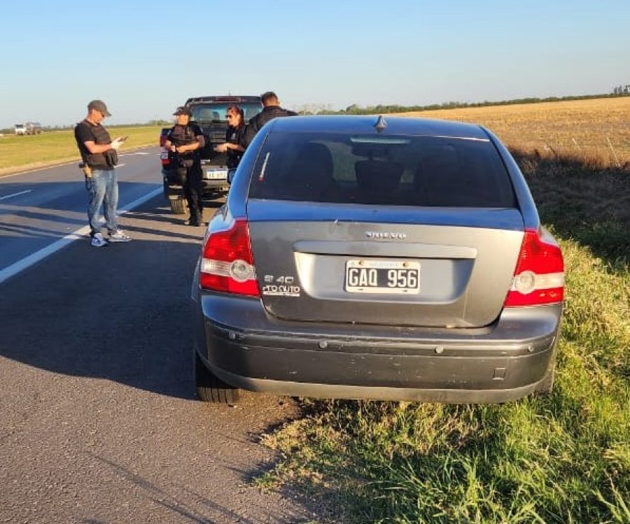 El autom&oacute;vil en cuesti&oacute;n es un Volvo modelo S40 que estaba en una banquina.