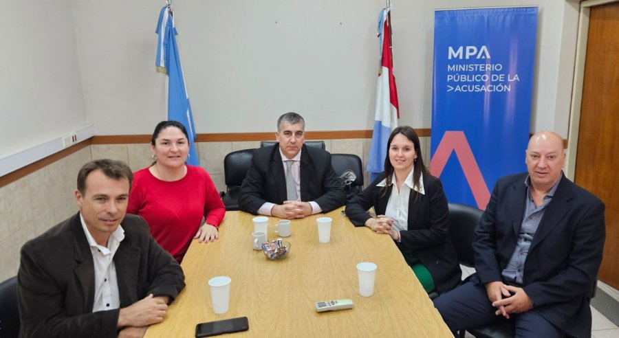 El fiscal Regional Carlos Vottero, la presidente comunal de Ambrosetti, Dianela Michlig, e integrantes de la administraci&oacute;n comunal.
