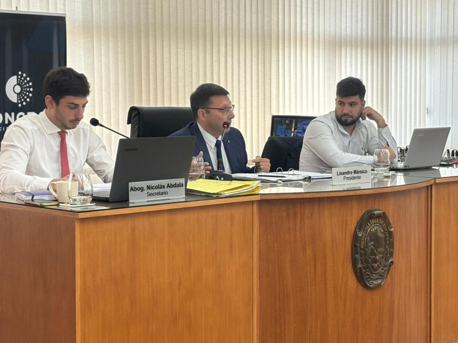 El presidente del Concejo, Lisandro M&aacute;rsico, volvi&oacute; por un momento al llano para salir a responder a Mart&iacute;n Racca y al resto de la oposici&oacute;n. (FOTO PRENSA CONCEJO)