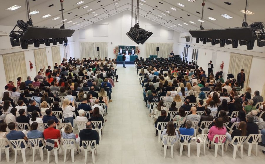 M&aacute;s de 70 graduados junto a sus familias.