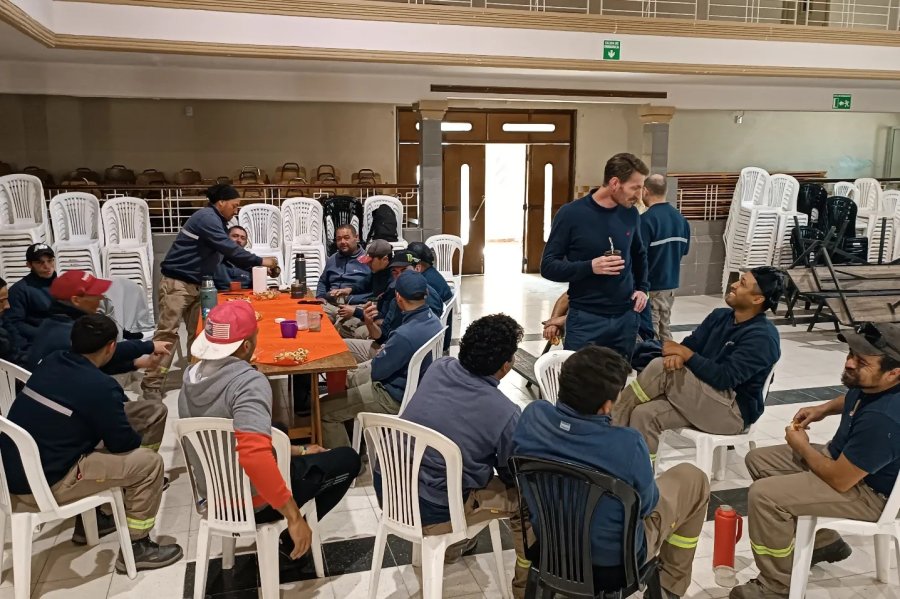 Gonzalo Aira compartiendo con el equipo de recolecci&oacute;n.