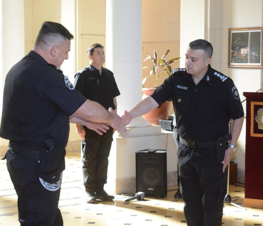 El subjefe de Polic&iacute;a de la Provincia, Daniel Filchel pone en funciones al nuevo jefe de la Unidad Regional V, Carlos Pagano. Atr&aacute;s, el nuevo subjefe Fernando Martin Mendoza.