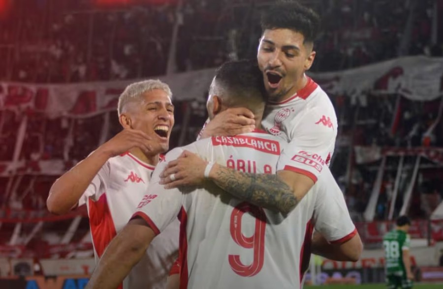 Ram&oacute;n &Aacute;bila celebra el 3-1 ante Sarmiento.