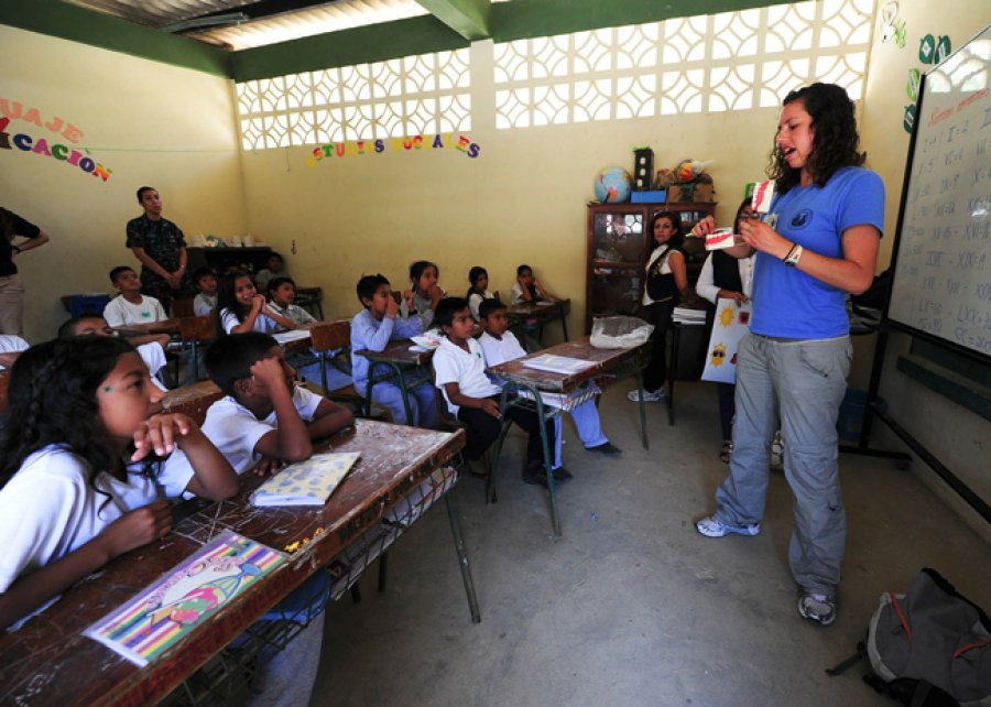 Una docente y sus alumnos en una clase de m&uacute;sica.