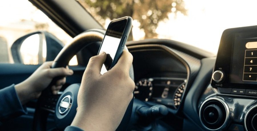 Los peligros de usar el celular mientras conducimos.