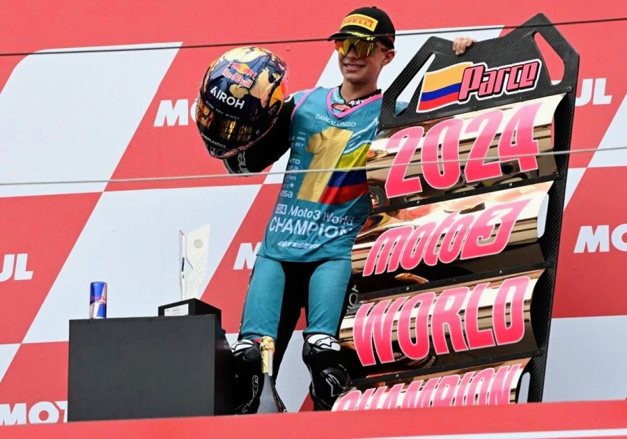 El colombiano David Alonso festejando su t&iacute;tulo en el Gran Premio de Jap&oacute;n.