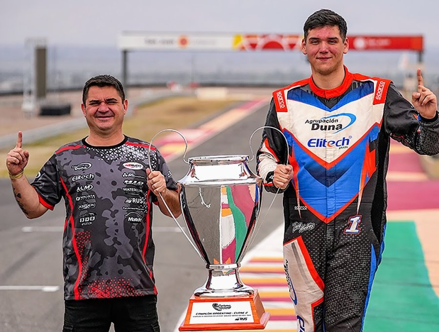 Alejandro Bucci y Thiago Mart&iacute;nez con la copa lograda en la fecha disputada en San Juan.