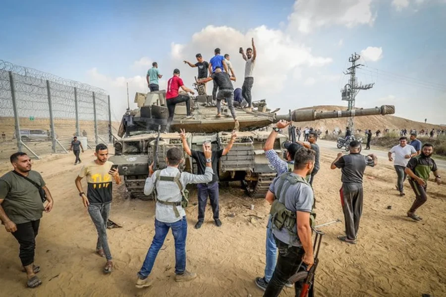 Militantes de Hamas toman un tanque israel&iacute;, hace un a&ntilde;o.