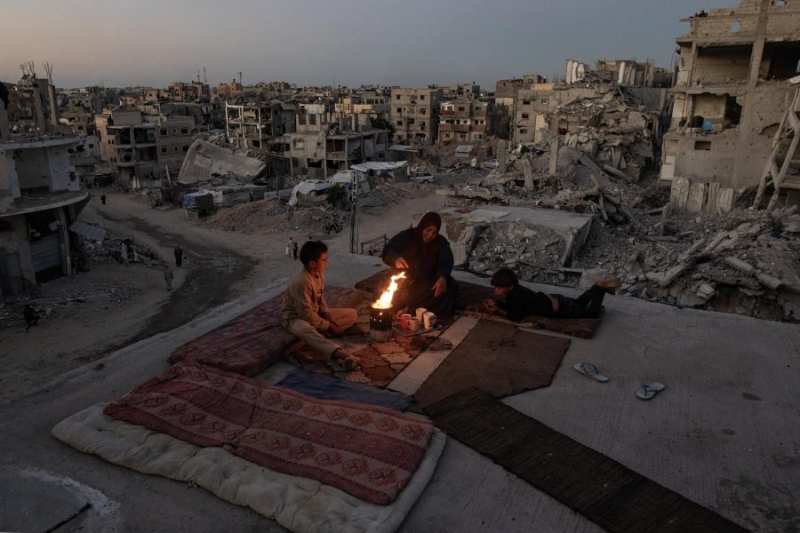 Miembros de una familia palestina en Khan Yunis, sur de la Franja de Gaza, el 30 de septiembre de 2024.