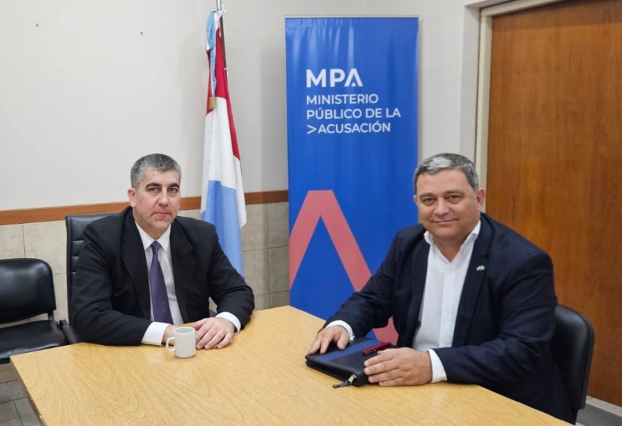 El fiscal regional Carlos Vottero junto al presidente comunal de Arruf&oacute; Cristian Piumetti.