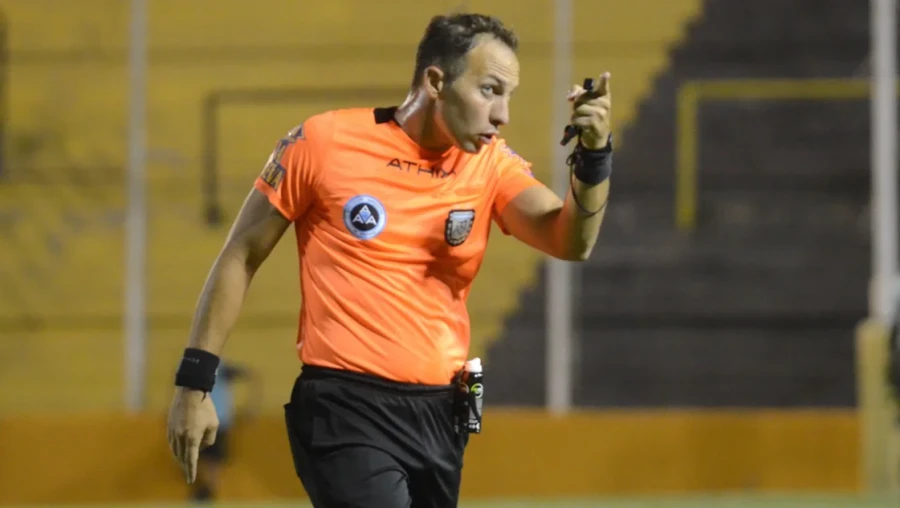 POLEMICO. El &aacute;rbitro Lucas Comesa&ntilde;a.
