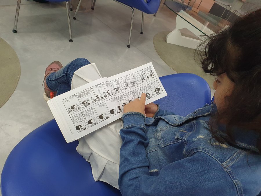 Ni&ntilde;os leyendo a Mafalda.