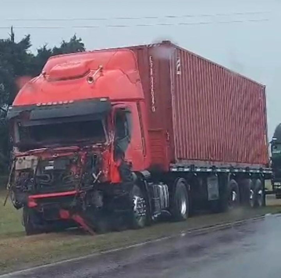 El camión es un Iveco con semirremolque conducido por un chofer radicado en la Provincia de Misiones.