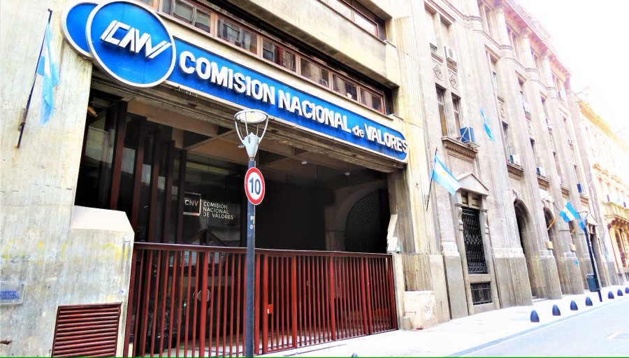 Especialistas advierten del riesgo de permitir a los adolescentes invertir en el mercado de capitales en pleno auge de la ludopat&iacute;a juvenil.