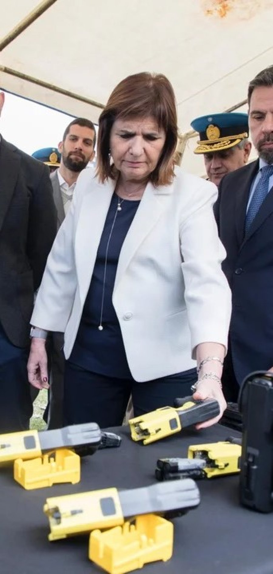 La ministra de Seguridad, Patricia Bullrich, anunci&oacute; ayer que los oficiales de la Polic&iacute;a Federal comienzan a usar pistolas Taser en las estaciones de trenes y las terminales de micros.