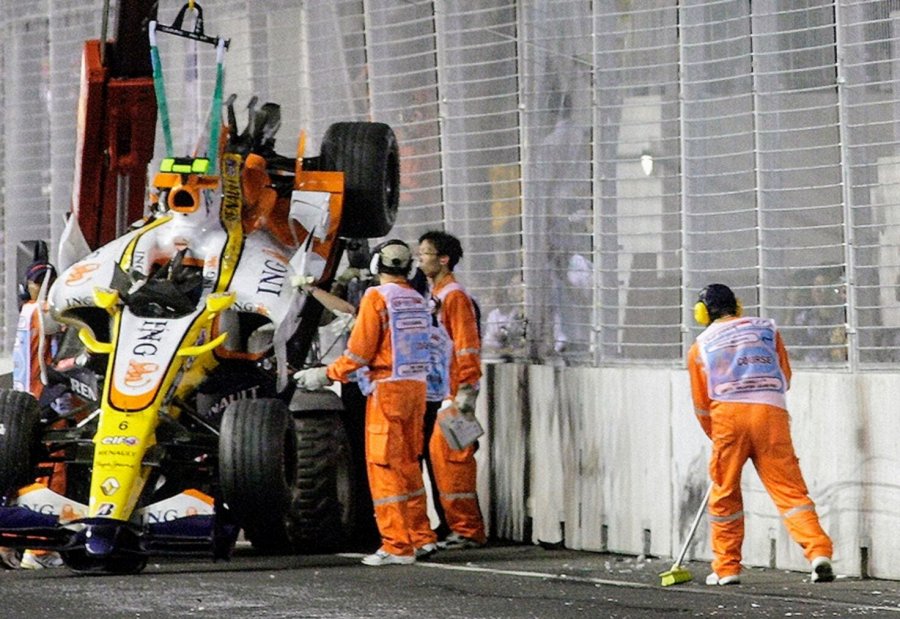 El auto de Nelson Piquet Jr. es retirado por una gr&uacute;a tras un accidente cargado de sospechas.