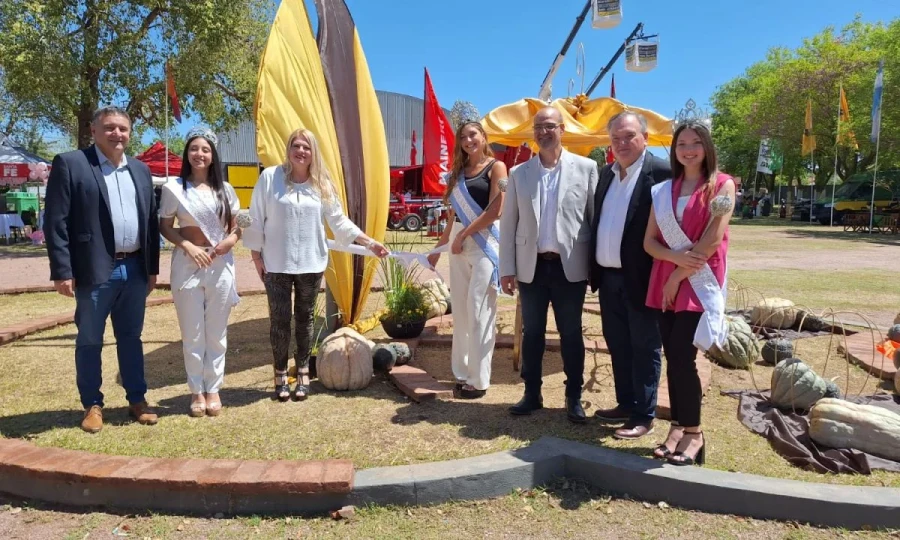 Las autoridades en el inicio de la recorrida por la muestra.