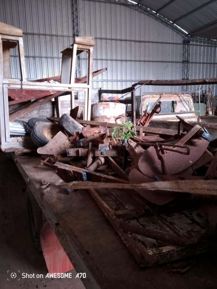 En su interior el cami&oacute;n trasladaba hierro y restos de maquinarias agr&iacute;colas, entre otros elementos.