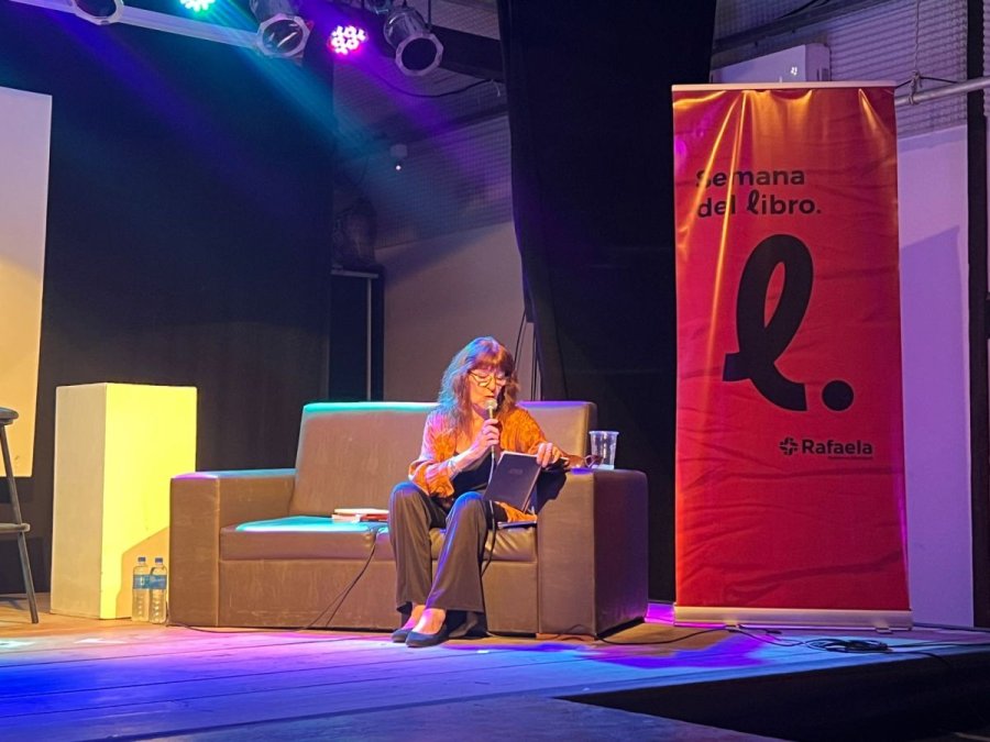 Liliana Lukin durante su participaci&oacute;n en la Semana del Libro, el viernes en el Centro Recreativo Metropolitano.