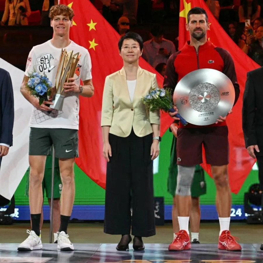 PREMIACION.Sinner le gan&oacute; nuevamente a Djokovic.