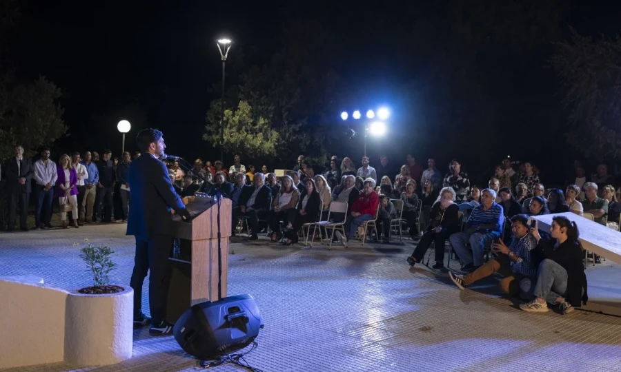 El gobernador Maximiliano Pullaro al pronunciar su mensaje.