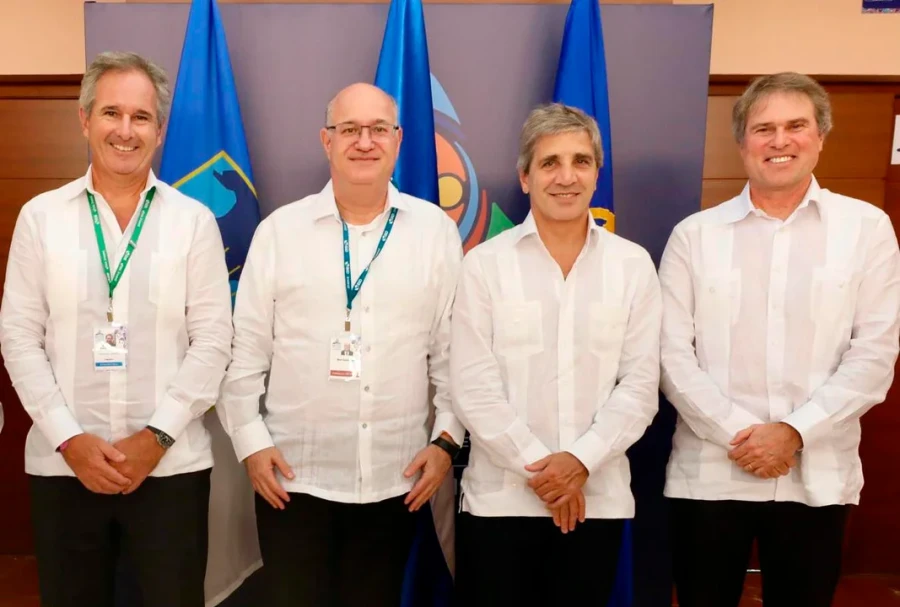 El presidente del BID, Ilan Goldfajn, junto al ministro de Econom&iacute;a, Luis Caputo.