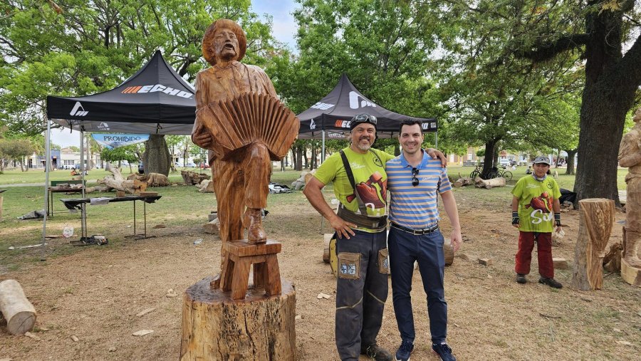 Claudio Kucharczuk y Mauro Gilabert junto a la escultura El m&uacute;sico.