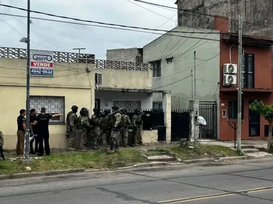 Los efectivos policiales establecieron un per&iacute;metro de seguridad en las inmediaciones del domicilio&nbsp;y evacuaron la zona.