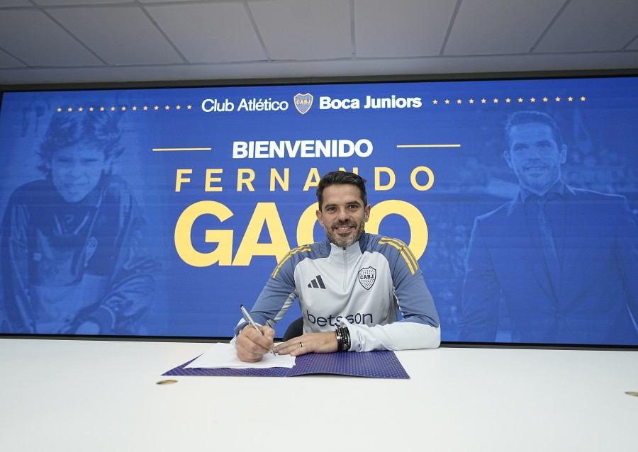 Fernando Gago al firmar el contrato que lo vincula a Boca. (<a href="mailto:X@BocaJrsOficial" target="_blank" rel="noopener">X@BocaJrsOficial</a>)