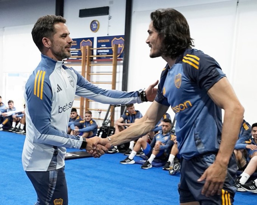 Fernando Gago saluda a Edinson Cavagni, el principal referente del plantel. (<a href="mailto:X@BocaJrsOficial" target="_blank" rel="noopener">X@BocaJrsOficial</a>)
