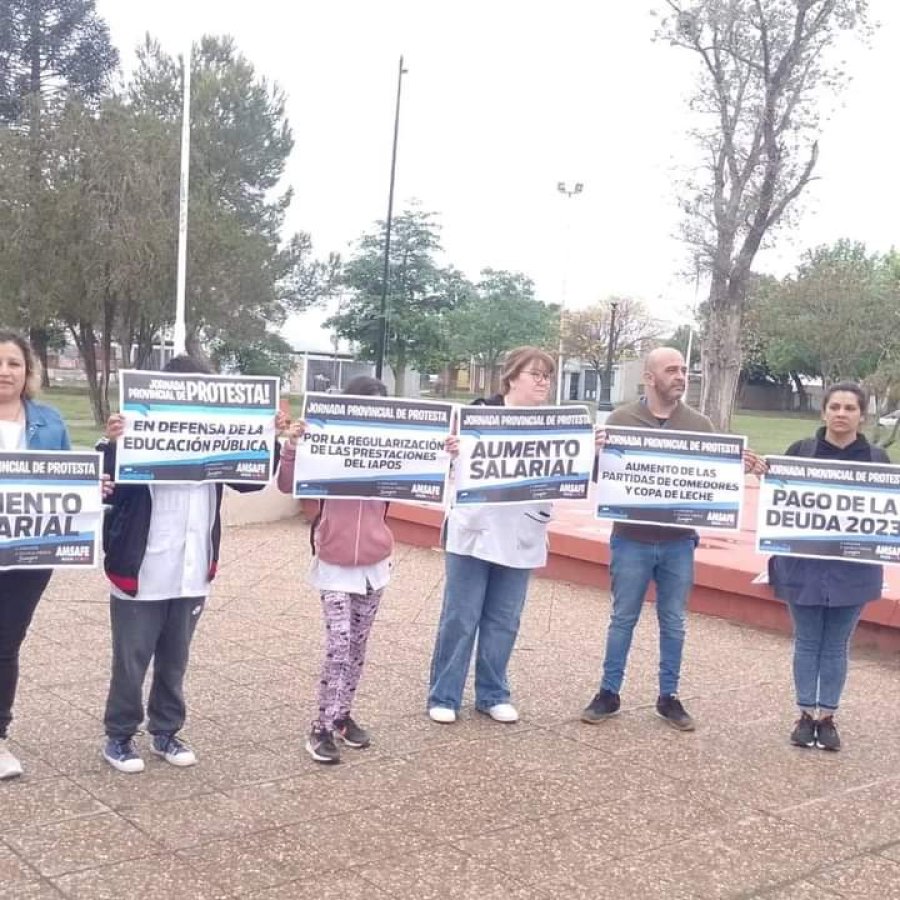 MARTES DE PROTESTA. La comunidad educativa de la Escuela 1186 "Lisandro de la Torre" de Rafaela se sum&oacute; a la propuesta concientizando a la comunidad.