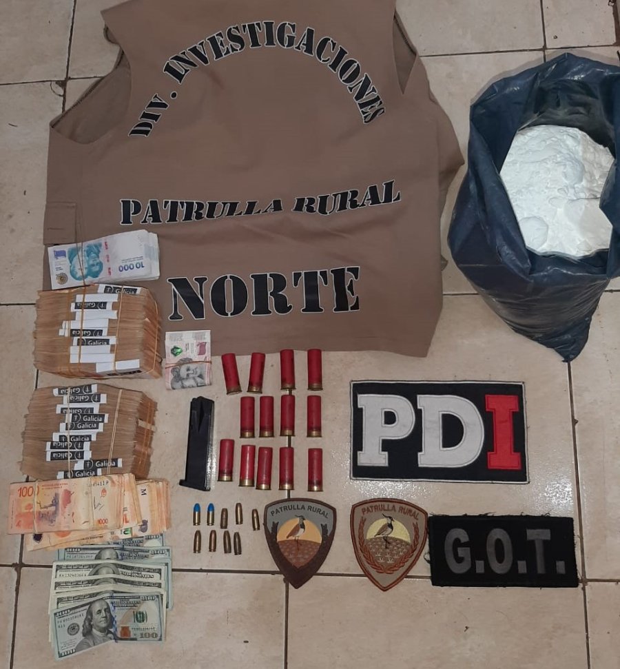 Secuestraron m&aacute;s de 3 millones de pesos, 2700 d&oacute;lares, cartuchos, m&aacute;s de 6 kg de coca&iacute;na y un autom&oacute;vil.