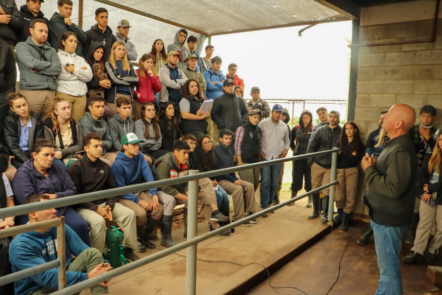 CAPACITACIÓN. El tambo robot del INTA fue una parada obligada en la recorrida de los estudiantes.