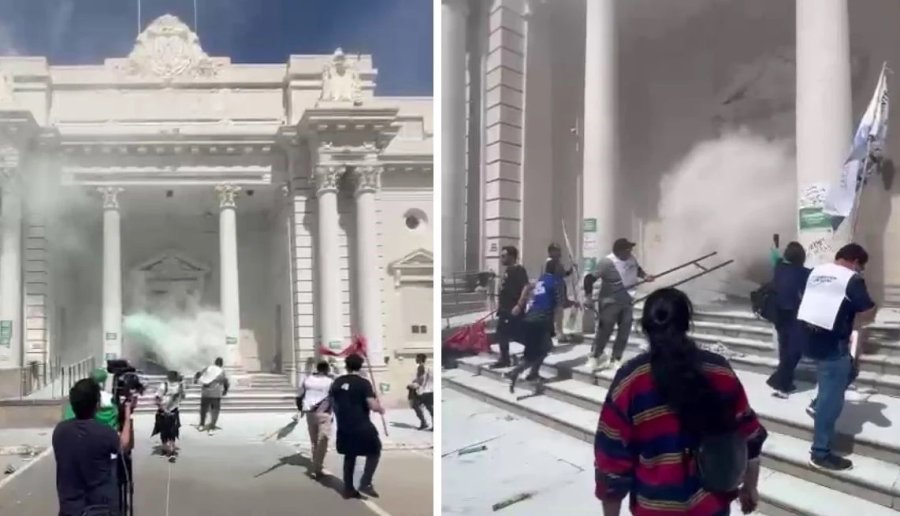 LEGISLATURA DE SANTA FE. Arrojaron "hierros, piedras, botellas y bombas de estruendo" contra el edificio, entre otros da&ntilde;os mayores.