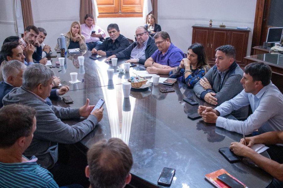 La paritaria de la FESTRAM con intendentes y presidentes comunales ayer por la tarde.