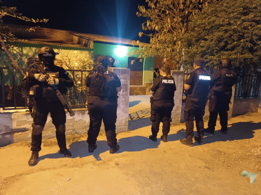 Realizaron m&uacute;ltiples allanamientos en viviendas de Tostado a ra&iacute;z de una investigaci&oacute;n por un hecho de amenazas calificadas y tenencia indebida de armas de guerra.
