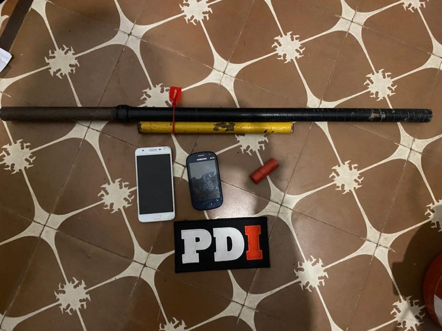 En el allanamiento secuestraron dos tel&eacute;fonos celulares, dos ca&ntilde;os de una "tumbera" (arma de fabricaci&oacute;n casera), y elementos de inter&eacute;s judicial.