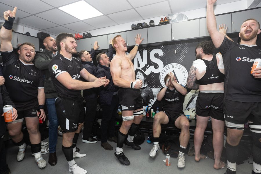 FESTEJOS EN EL VESTUARIO. El forward surgido en CRAR y sus compa&ntilde;eros.