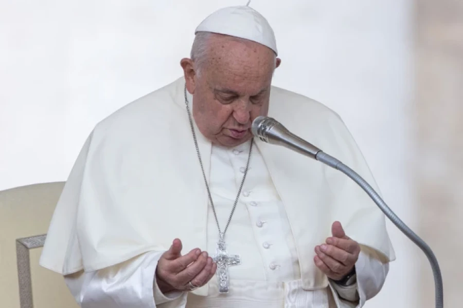 El Papa Francisco en oraci&oacute;n en la Plaza de San Pedro durante una audiencia general.